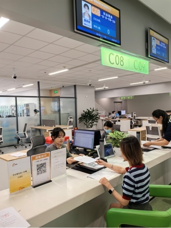 成都高新區(qū)“開辦餐飲店一件事”服務(wù)窗口。成都市市場監(jiān)督管理局供圖