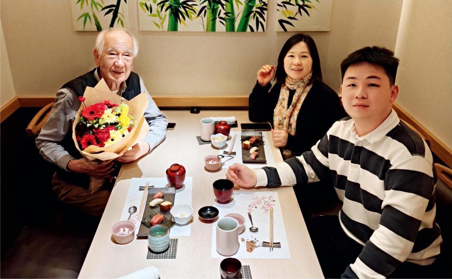 佐佐木俊一與彭林（中）、彭俊霖（右）在一起。