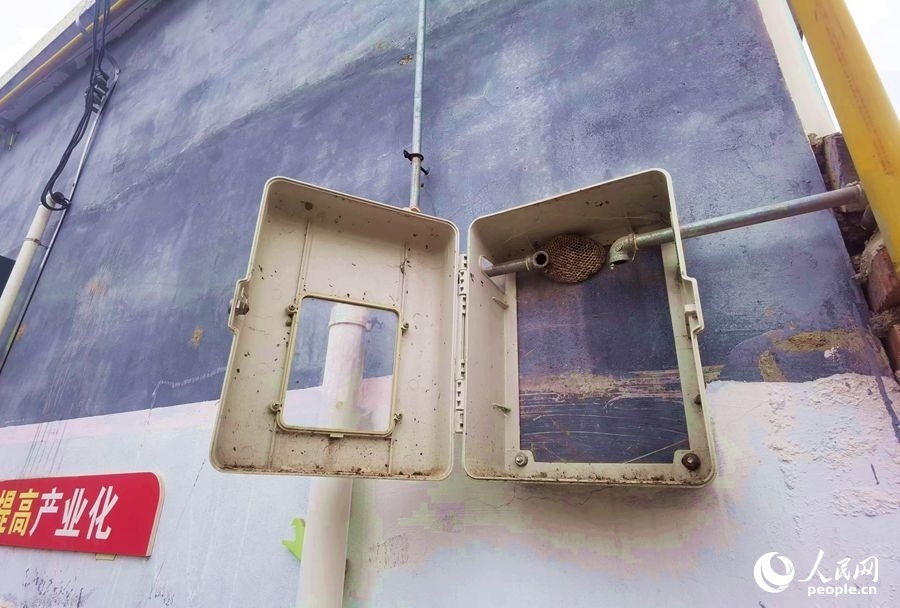 在玉山村的一處未安裝燃氣表的表箱內(nèi)，掛著一個馬蜂窩。人民網(wǎng)記者 慎志遠攝