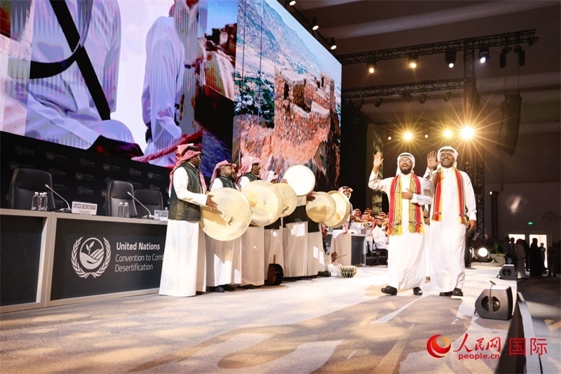 《聯(lián)合國防治荒漠化公約》第十六次締約方大會(huì)2日開幕。圖為開幕式表演。人民網(wǎng)記者任皓宇攝