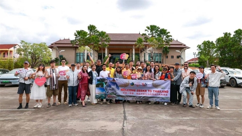 參與活動(dòng)的中國(guó)游客與當(dāng)?shù)靥﹪?guó)人合影?；顒?dòng)主辦方供圖