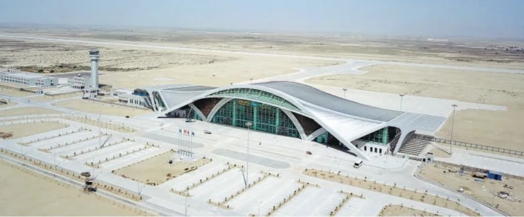 今年10月正式竣工的巴基斯坦瓜達(dá)爾新國際機(jī)場是中巴經(jīng)濟(jì)走廊建設(shè)進(jìn)一步走向深入的重要標(biāo)志，有力推動(dòng)中巴經(jīng)濟(jì)走廊建設(shè)成為高質(zhì)量共建“一帶一路”的示范性項(xiàng)目。圖為瓜達(dá)爾新國際機(jī)場。艾哈邁德·卡邁勒 攝（新華社發(fā)）