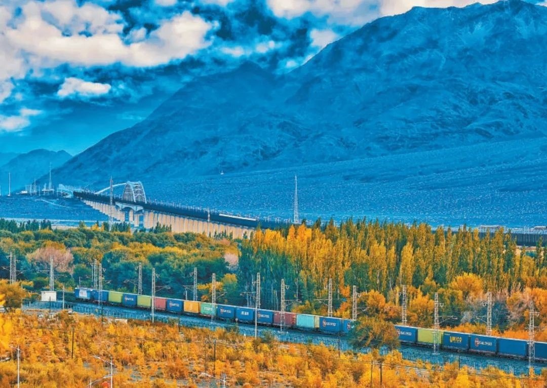 2013年，隨著共建“一帶一路”倡議提出，中歐班列應(yīng)運(yùn)而生。今年11月20日，第十萬列中歐班列正式出境。截至目前，中歐班列累計(jì)運(yùn)送貨物超1100萬標(biāo)箱、貨值超4200億美元，貨物品類達(dá)53大類5萬余種。圖為中歐班列行駛在新疆烏魯木齊達(dá)坂城濕地。擺風(fēng)亮 攝（新華社發(fā)）