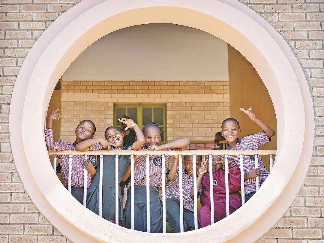 位于博茨瓦納南部的莫帕尼小學(xué)是中國援建的現(xiàn)代化學(xué)校，當(dāng)?shù)貎和慕逃龡l件因此得到改善。圖為莫帕尼小學(xué)課間休息的學(xué)生們。新華社記者 韓旭 攝