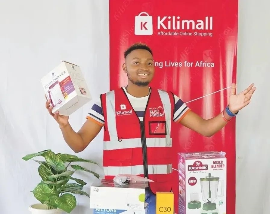 隨著“絲路電商”國際合作深入推進(jìn)，共建“一帶一路”國家雙多邊數(shù)字貿(mào)易規(guī)則對(duì)接不斷強(qiáng)化。借助“絲路電商”合作機(jī)制，肯尼亞主播迪克森·恩甘加在當(dāng)?shù)刂辈ж?。劉婉?攝（新華社發(fā)）