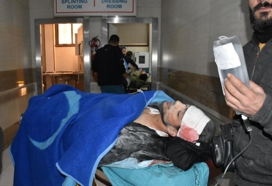 11月29日，在敘利亞阿勒頗，傷者被送往醫(yī)院接受治療。新華社發(fā)