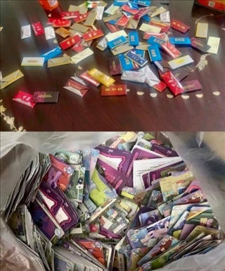 孩子們收集的煙卡、卡牌。受訪者供圖