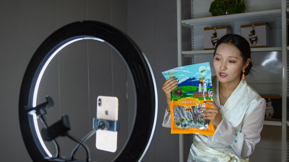 9月24日，果洛藏貢麻村村民多杰吉在進行網絡帶貨直播。（潘彬彬 攝）