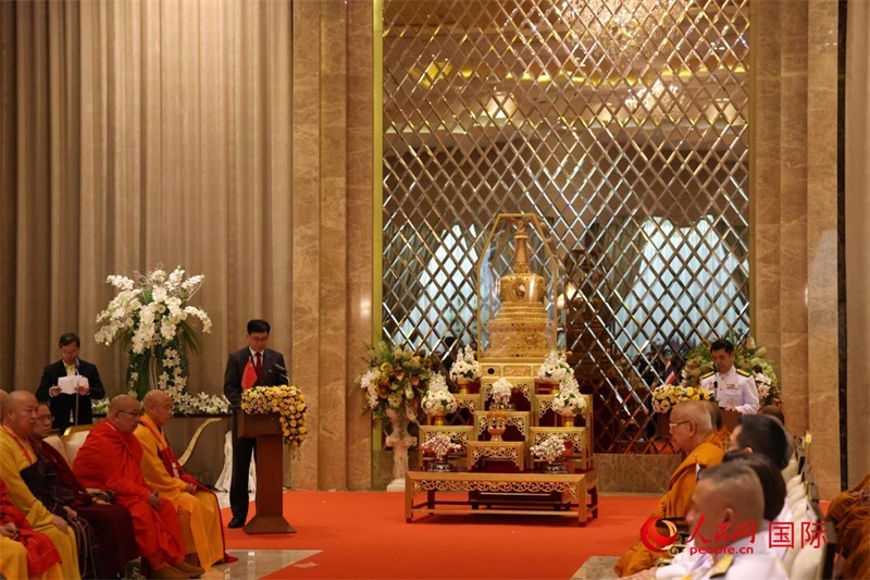 中泰兩國代表在曼谷廊曼軍用機(jī)場(chǎng)舉辦的迎請(qǐng)儀式上致辭。人民網(wǎng)記者楊一攝