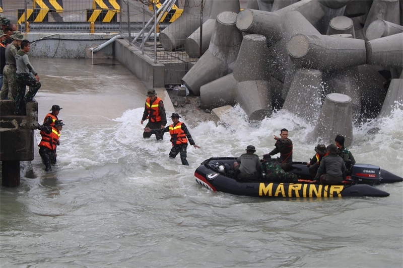 中印尼雙方海軍參演官兵協(xié)力將“落水人員”救上橡皮艇。周宇攝