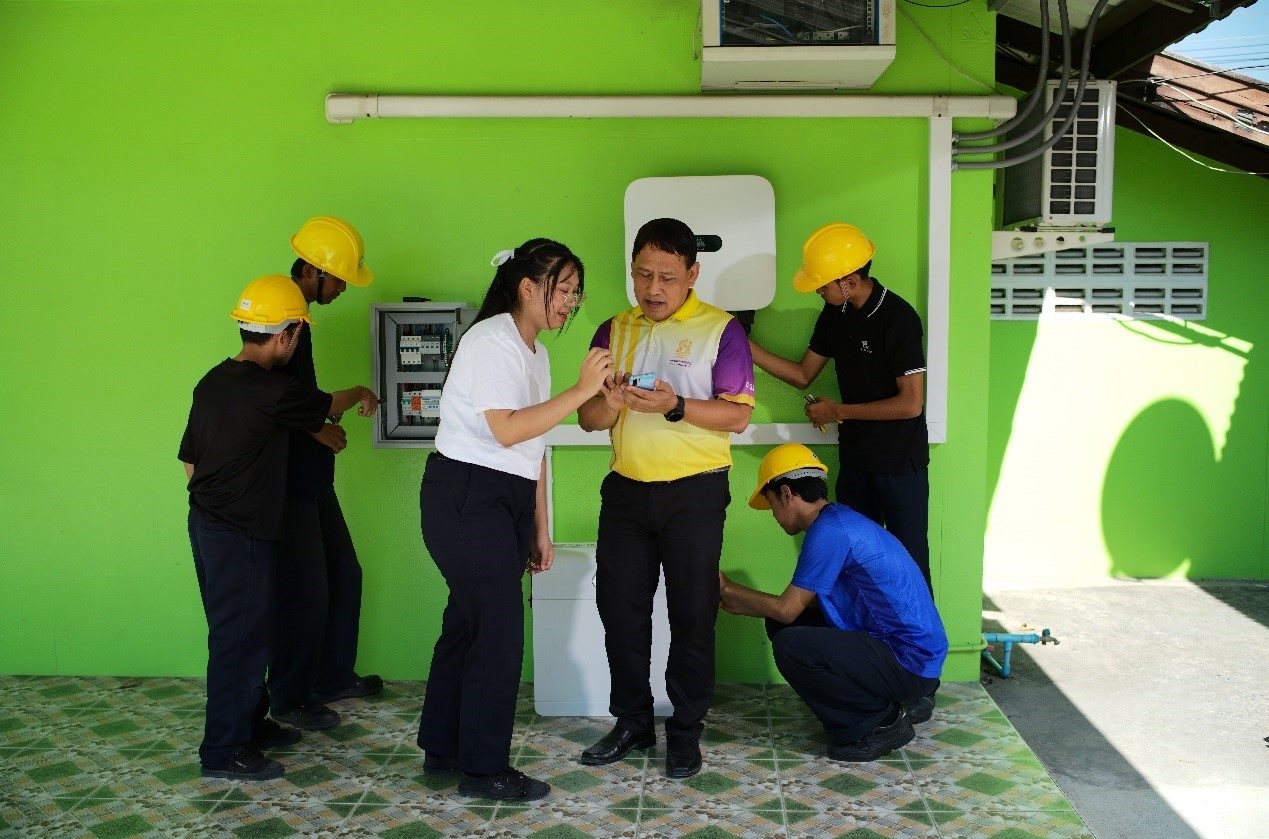 工作人員為當(dāng)?shù)靥﹪蠋熤v解說明。主辦方供圖