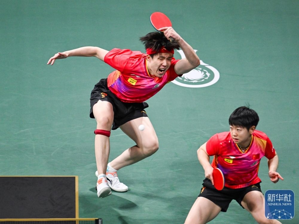 ↑中國隊組合王楚欽（左）/孫穎莎在混雙比賽中。新華社記者 王曦 攝