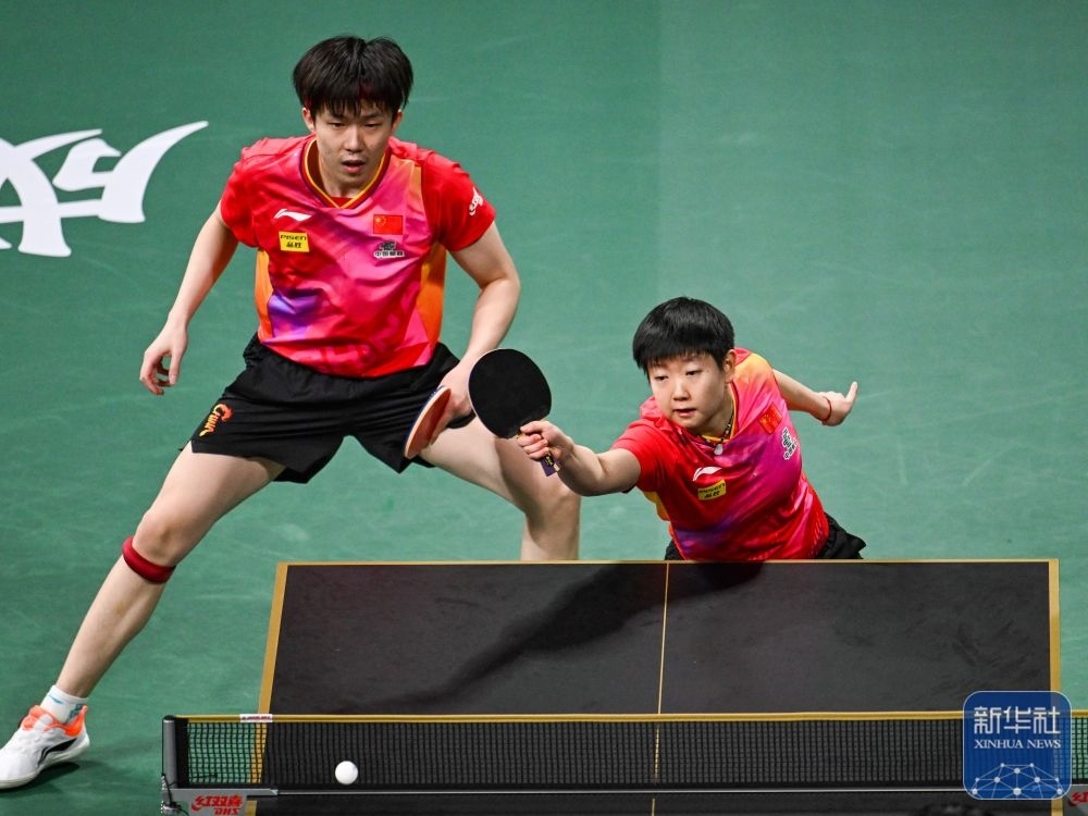 ↑中國隊組合王楚欽/孫穎莎（右）在混雙比賽中。新華社記者 王曦 攝