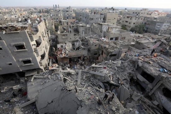 這是12月7日在加沙地帶中部努賽賴(lài)特難民營(yíng)拍攝的遭以軍轟炸后的建筑廢墟。新華社發(fā)（里澤克·阿卜杜勒賈瓦德攝）