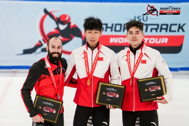 男子500米頒獎儀式，中國選手孫龍(中)奪得冠軍，加拿大選手杜博伊斯(左)獲得亞軍，中國選手劉少昂獲得季軍。賽事組委會供圖