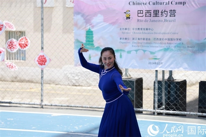 蒙古族舞蹈《熱土》表現(xiàn)出草原兒女的熱情與活力。人民網(wǎng)記者 陳海琪攝