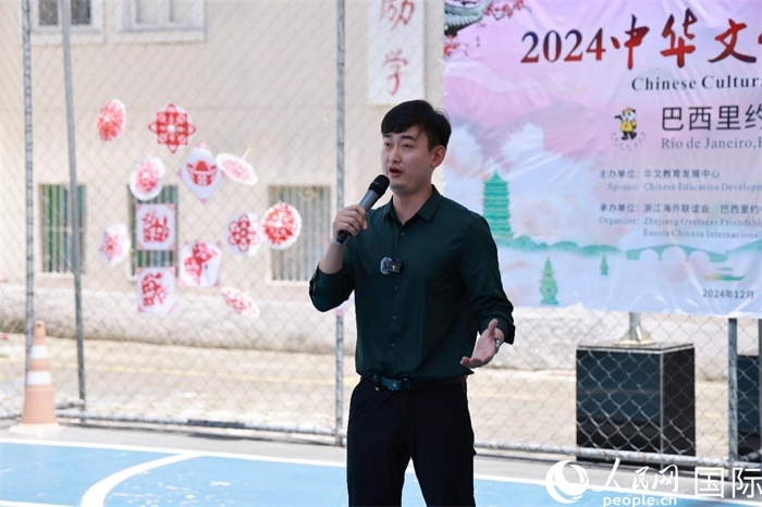 歌曲《故鄉(xiāng)的云》喚起了在外游子對(duì)故鄉(xiāng)的懷念。人民網(wǎng)記者 陳海琪攝