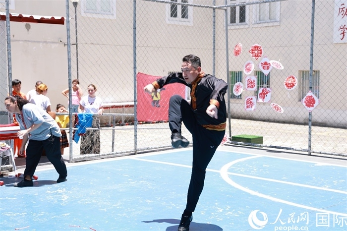 塔吉克舞蹈《夢(mèng)想》通過(guò)靈動(dòng)的舞姿展現(xiàn)了塔吉克族對(duì)美好生活的向往，仿佛帶領(lǐng)觀眾走進(jìn)了帕米爾高原。人民網(wǎng)記者 陳海琪攝