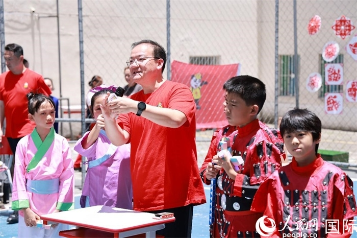 趣味數(shù)學(xué)節(jié)目以富有創(chuàng)意的數(shù)字游戲和魔尺變幻為亮點(diǎn)，激發(fā)了孩子們的數(shù)學(xué)思維與想象力。人民網(wǎng)記者 陳海琪攝