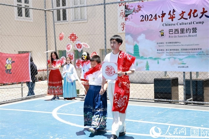 《SHOW美中華》通過(guò)國(guó)風(fēng)服飾走秀，將傳統(tǒng)文化與現(xiàn)代創(chuàng)意完美結(jié)合。人民網(wǎng)記者 陳海琪攝