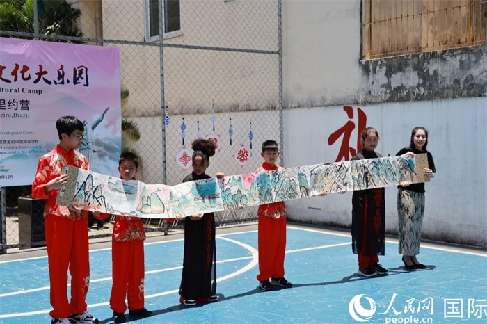 《一書(shū)一畫(huà)》展現(xiàn)了小營(yíng)員們的繪畫(huà)技巧。人民網(wǎng)記者 陳海琪攝