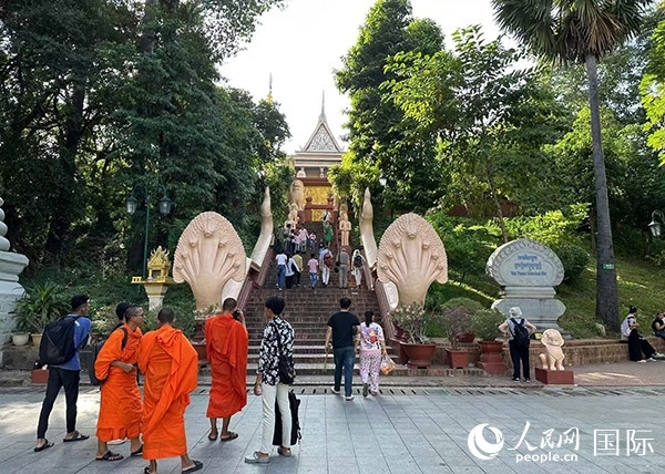 游客在金邊塔山寺游玩。人民網(wǎng)記者 簡承淵攝