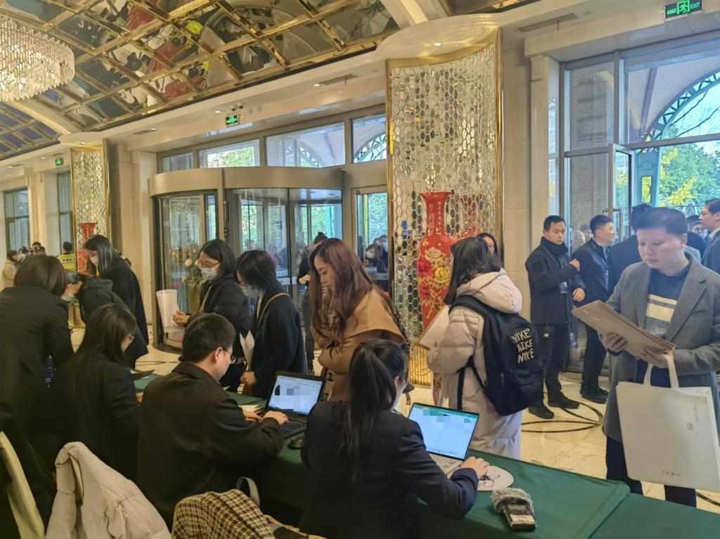 12月12日，第十批國家組織藥品集中帶量采購現(xiàn)場。新華社記者龔雯 攝