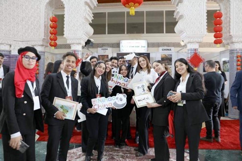 當(dāng)?shù)孛癖娛殖帧澳愫?！中國”手牌合影。拉巴特中國文化中心供圖