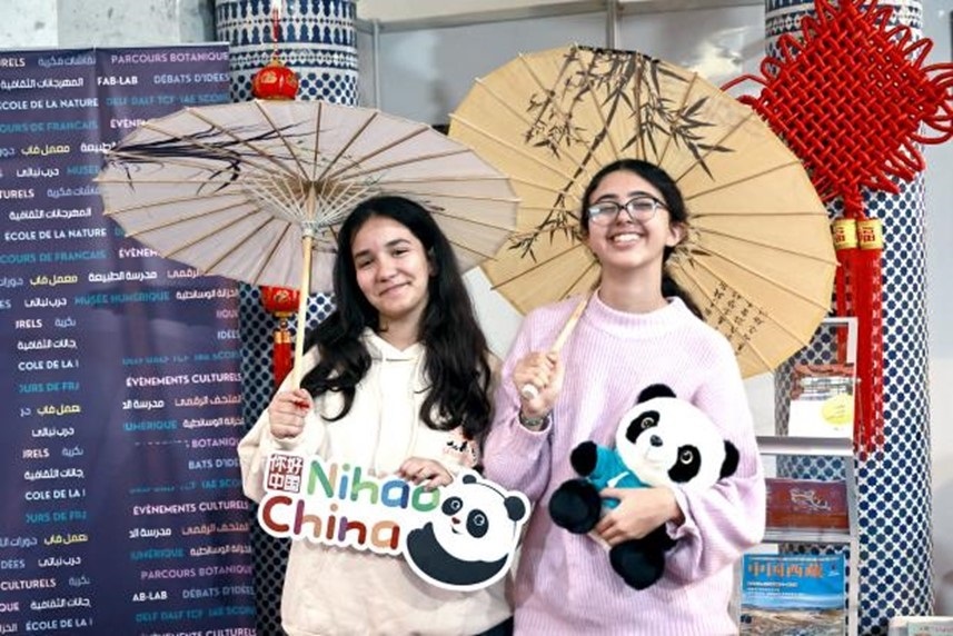 兩名女孩在合影。拉巴特中國文化中心供圖