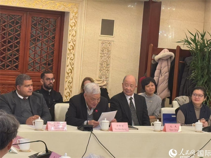 老一輩赴古留學(xué)生代表徐世澄在座談會(huì)上發(fā)言。人民網(wǎng)記者 趙健攝