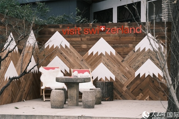 瑞士小木屋一隅，靜謐中散發(fā)出阿爾卑斯的冬日溫情。人民網(wǎng) 實(shí)習(xí)生黃睿攝