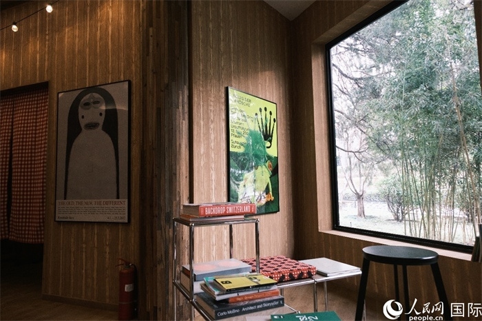 小木屋室內(nèi)一角體現(xiàn)出時(shí)尚簡約的瑞士元素。人民網(wǎng) 實(shí)習(xí)生黃睿攝