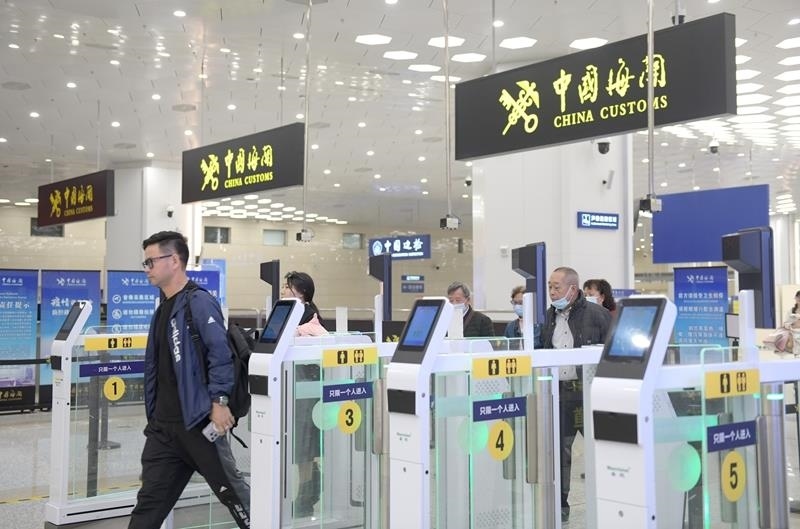 △2024年2月29日，旅客從橫琴口岸過關(guān)。