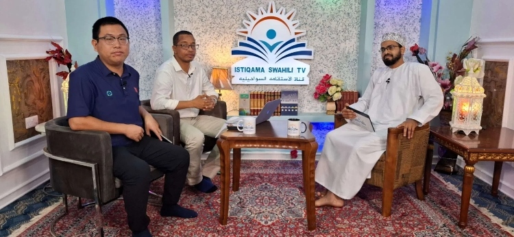 牛曉兵主任參與當(dāng)?shù)仉娨暸_訪談。中國援桑醫(yī)療隊(duì)供圖