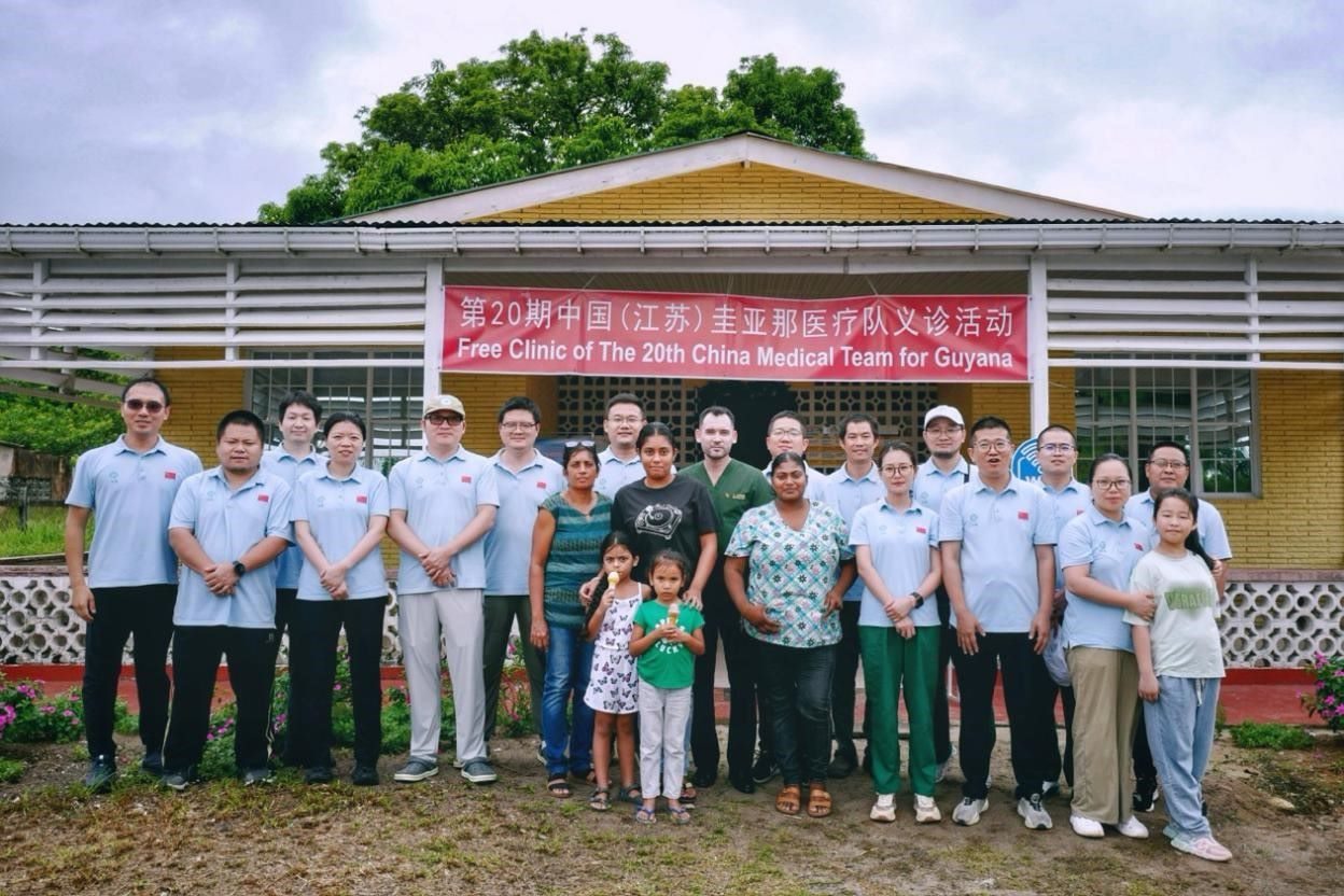 第20期中國（江蘇）援圭亞那醫(yī)療隊在圭偏遠的林登高速社區(qū)開展義診后，與部分當?shù)鼐用窈嫌啊?中國援圭醫(yī)療隊供圖