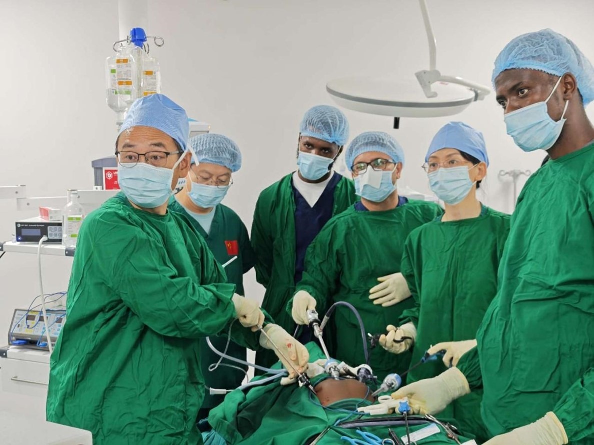 中外醫(yī)師合作進(jìn)行腹腔鏡手術(shù)。中國(guó)援桑醫(yī)療隊(duì)供圖