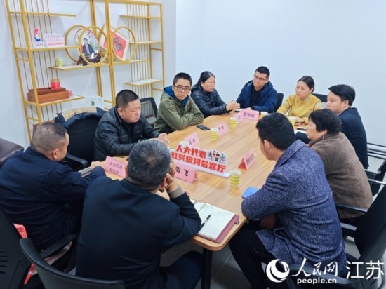 “紅興會客廳”，一場助企紓困協(xié)調(diào)會正在進(jìn)行。人民網(wǎng) 徐晨曦攝