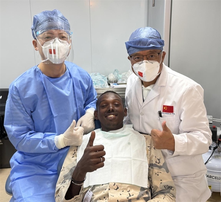 援吉醫(yī)療隊(duì)口腔科王瑋主任與“和平方舟”號(hào)醫(yī)院船醫(yī)務(wù)人員共同為一名當(dāng)?shù)匮浪柩谆颊咴\療。中國(guó)（山西）第23批援吉布提醫(yī)療隊(duì)供圖