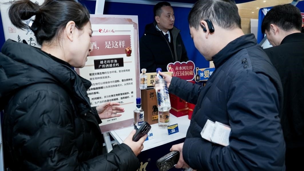 白酒展位負(fù)責(zé)人在為嘉賓介紹。張新攝