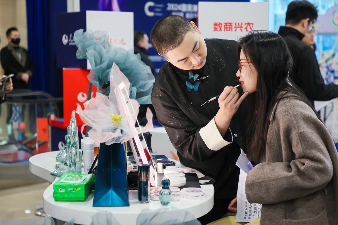 美妝展位化妝師為嘉賓一對一化妝。林文松攝