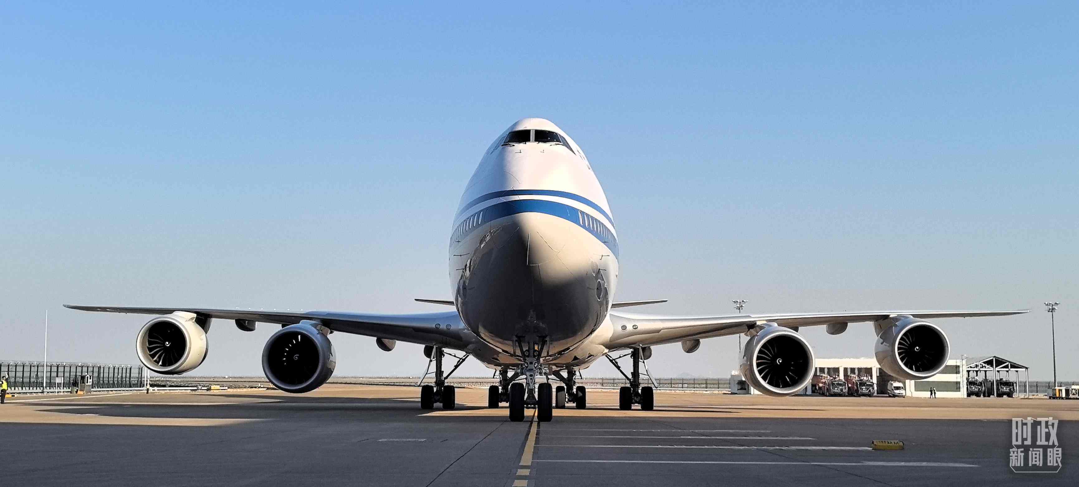 △習主席專機抵達澳門國際機場。（總臺央視記者王子杭拍攝）