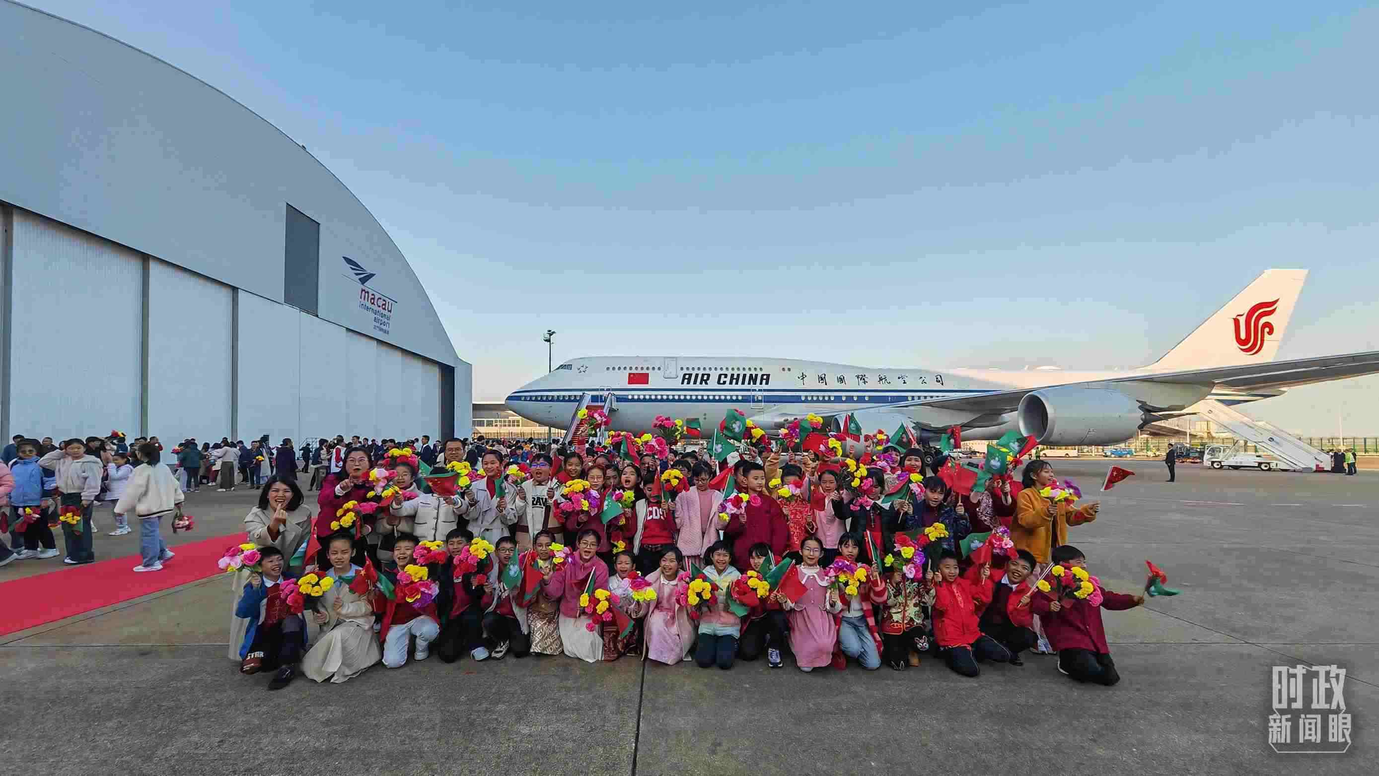 △歡迎儀式后，歡迎人群合影留念。（總臺央視記者劉琦拍攝）