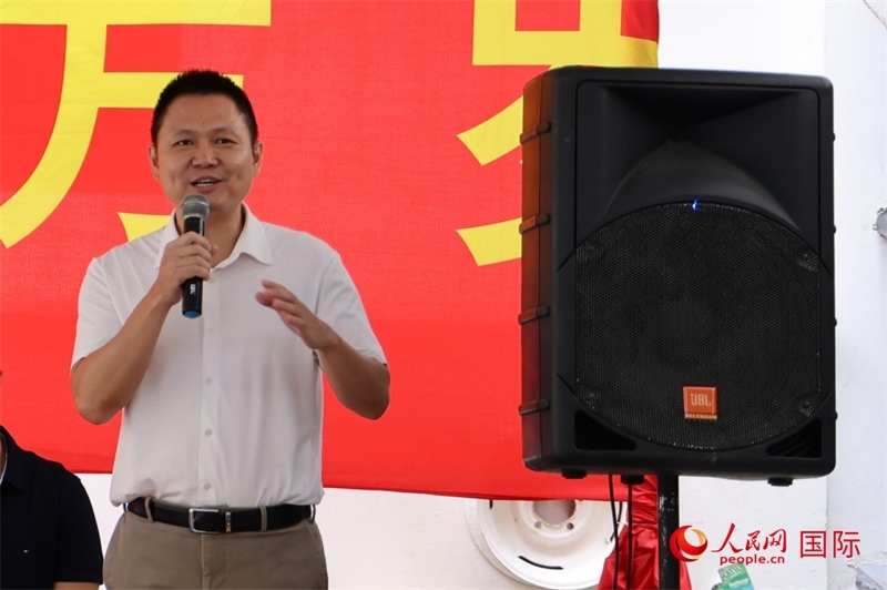 中國(guó)駐里約總領(lǐng)館副總領(lǐng)事王尉育在捐贈(zèng)活動(dòng)上致辭。人民網(wǎng)記者 陳海琪攝