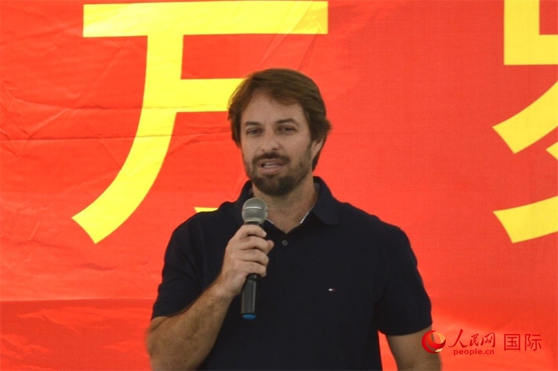 里約州環(huán)境與可持續(xù)發(fā)展廳副廳長(zhǎng)費(fèi)利佩·克魯奇克在捐贈(zèng)活動(dòng)上致辭。人民網(wǎng)記者 陳海琪攝