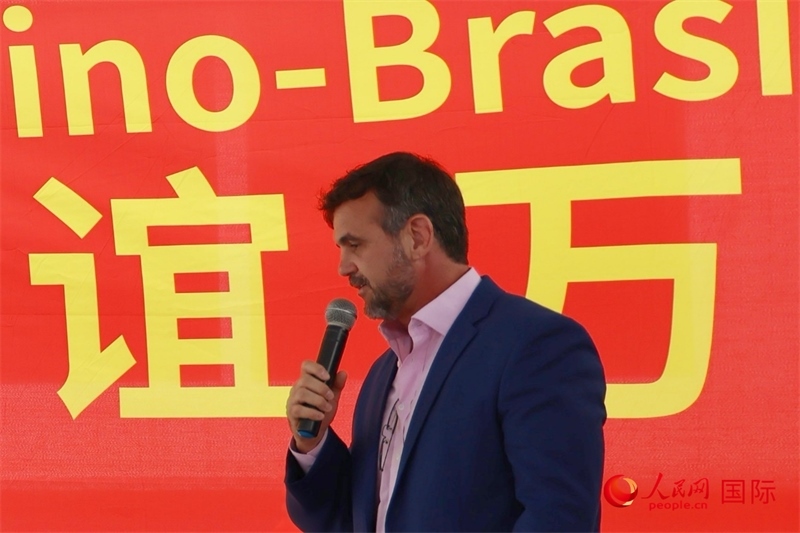 里約州國(guó)家環(huán)境研究所所長(zhǎng)雷納托·若爾當(dāng)在捐贈(zèng)活動(dòng)上致辭。人民網(wǎng)記者 陳海琪攝