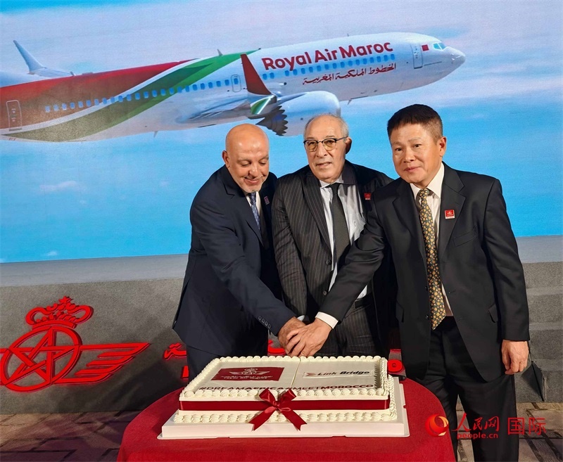 中摩雙方嘉賓共同切蛋糕，慶祝兩國直飛復(fù)航。人民網(wǎng)記者 李琰攝