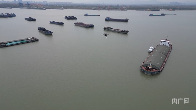 無人機(jī)在給長江船只送貨(央廣網(wǎng)發(fā) 劉劍忠 攝)