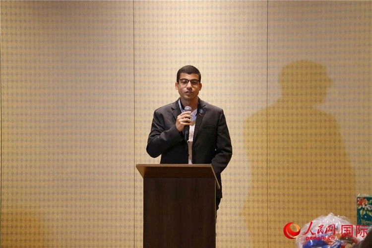 里約市政府代表、國際關(guān)系顧問菲利普在捐贈活動(dòng)上致辭。人民網(wǎng)記者 陳海琪攝