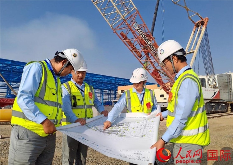 管理團(tuán)隊(duì)現(xiàn)場(chǎng)查看項(xiàng)目進(jìn)展。人民網(wǎng)記者 管克江攝