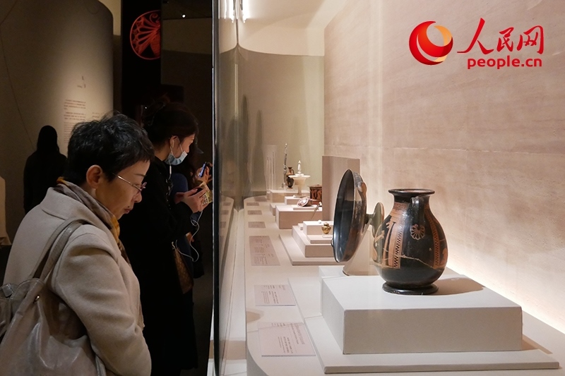 11月13日，觀眾正在國博參觀“美的多元——古希臘的藝術(shù)與生活”展。人民網(wǎng)記者 韋衍行攝